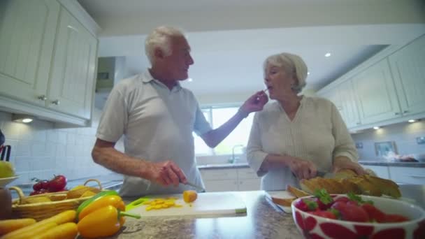 Pareja preparando una comida en la cocina — Vídeos de Stock