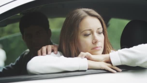 Pareja discutiendo en coche — Vídeos de Stock