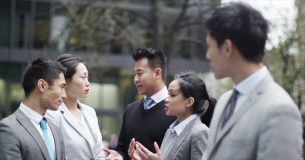 Sonriente asiático hombre de negocios en la ciudad — Vídeos de Stock