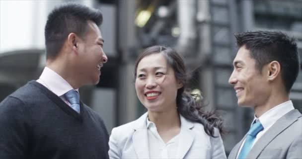 Équipe d'affaires souriante dans la ville — Video