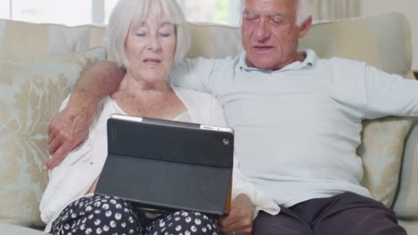 Pareja de ancianos relajarse con la tableta — Vídeos de Stock