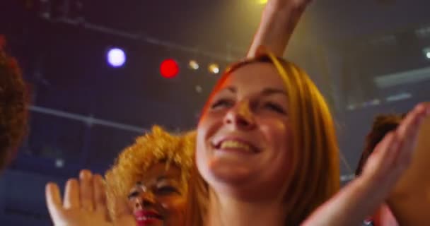 Menigte dansen op live muziekevenement — Stockvideo