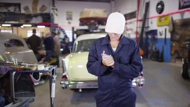 Mecánico femenino en taller de garaje — Vídeos de Stock