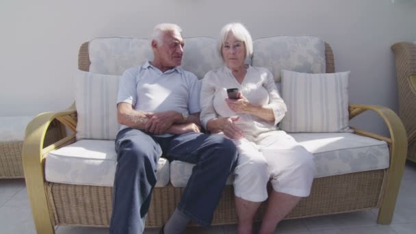 Casal sénior assistindo TV — Vídeo de Stock