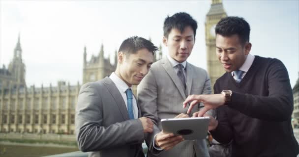 Male business team using computer tablet — Stock Video