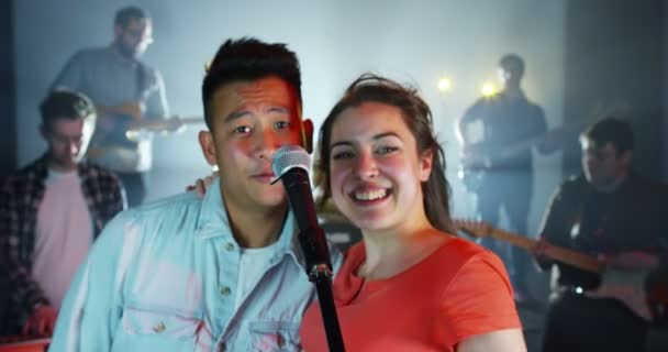 Paar zingen een duet met backing band — Stockvideo