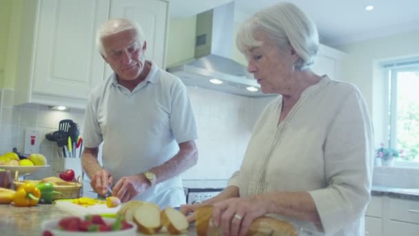 Paar voorbereiding van een maaltijd in de keuken — Stockvideo