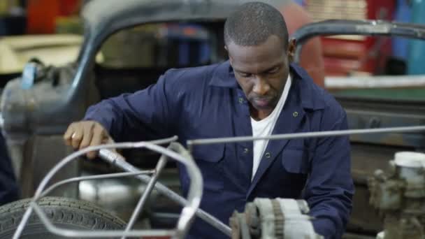 Mecánicos que trabajan en coches — Vídeos de Stock