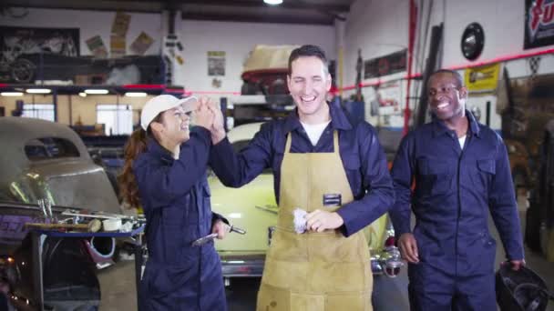 Команда механиков в гаражном цехе — стоковое видео