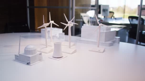 Ofiste masa üzerinde rüzgar türbinleri — Stok video