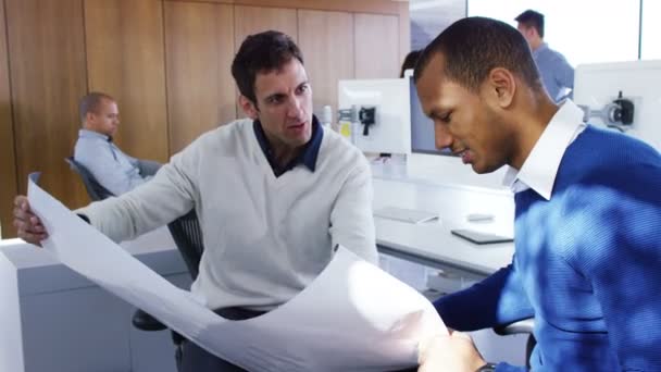 les hommes d'affaires se serrent la main à la fin de la réunion 