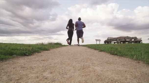 Мужчина и женщина выбегают на дистанцию — стоковое видео