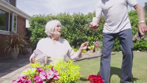 Man brengt zijn vrouw een drankje — Stockvideo