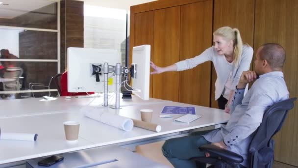 Équipe travaillant au bureau 