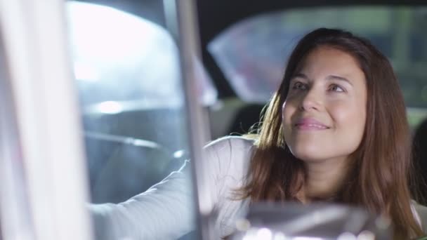Mujer sentada en coche clásico — Vídeos de Stock