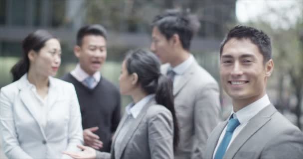 アジア系のビジネスマンの屋外の笑みを浮かべてください。 — ストック動画