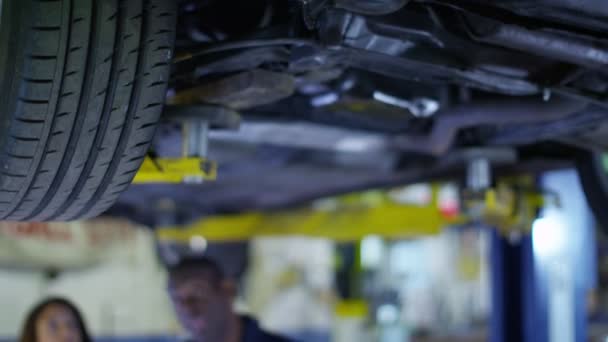 Mécanicien parler au client de la voiture 