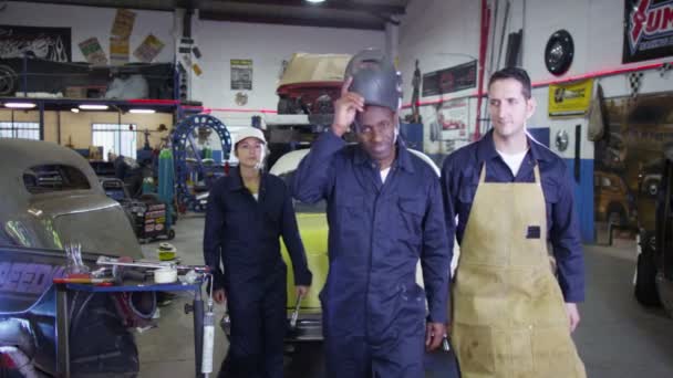 Equipo de mecánicos en taller de garaje — Vídeos de Stock