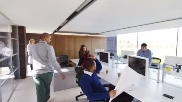 Équipe travaillant au bureau 