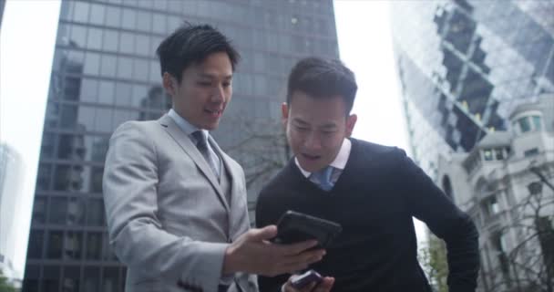 Hommes d'affaires dans la ville avec téléphone portable — Video