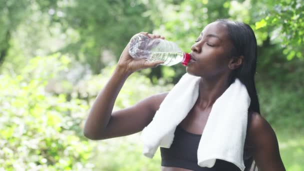 Mujer bebiendo una botella de agua — Vídeo de stock