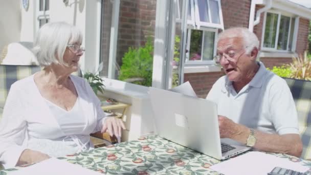 Couple doing the accounts — Stock Video