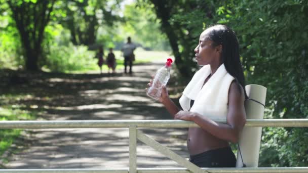 Frau trinkt eine Flasche Wasser — Stockvideo