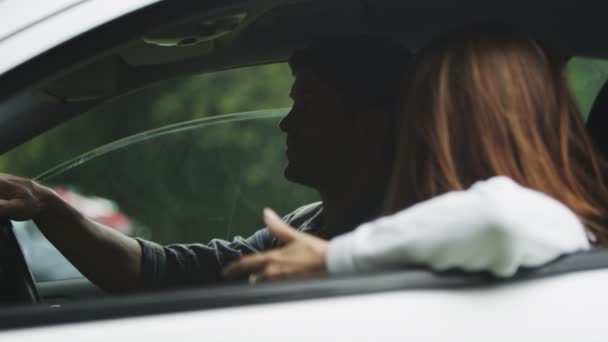 Paar streitet im Auto — Stockvideo