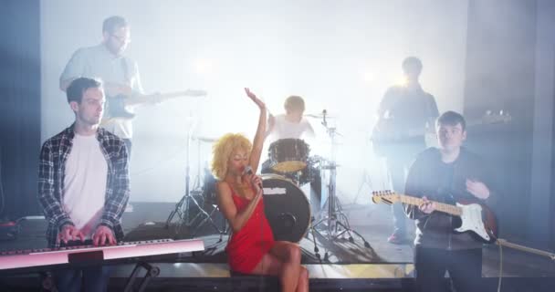 Müzik etkinliği band ile gerçekleştirme şarkıcı — Stok video