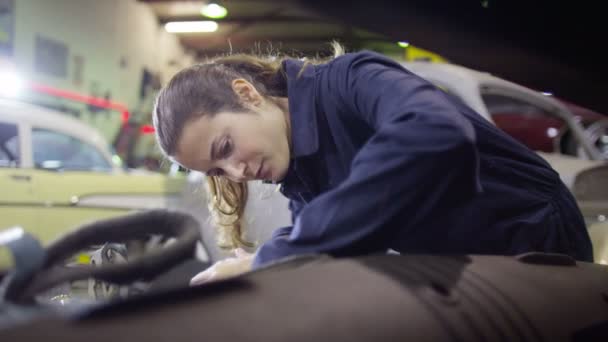 Механик, работающий на автомобильном двигателе — стоковое видео