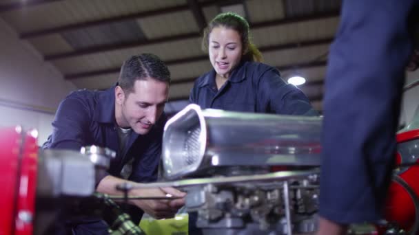 Mechaniker arbeiten an einem Automotor — Stockvideo