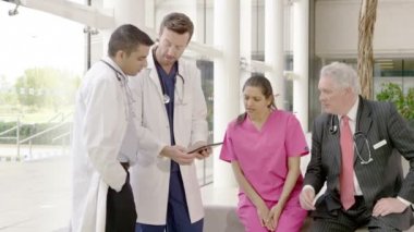 Tıbbi ekip grup tartışma