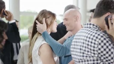 kalabalık bir genel alanda lovers öpücük
