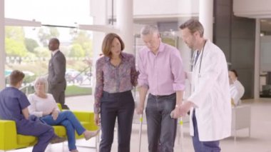 yardımcı hasta koltuk değneği ile yürüyüş doktor