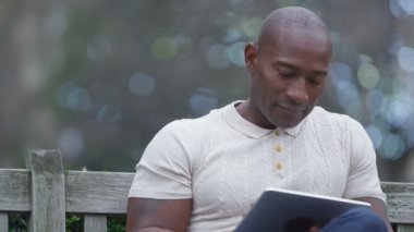  bilgisayar tablet vasıl görünen adam 