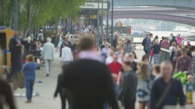 Thames Nehri kenarı boyunca insanlar yürümek