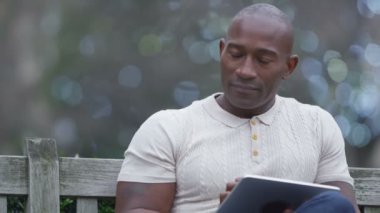  bilgisayar tablet vasıl görünen adam 