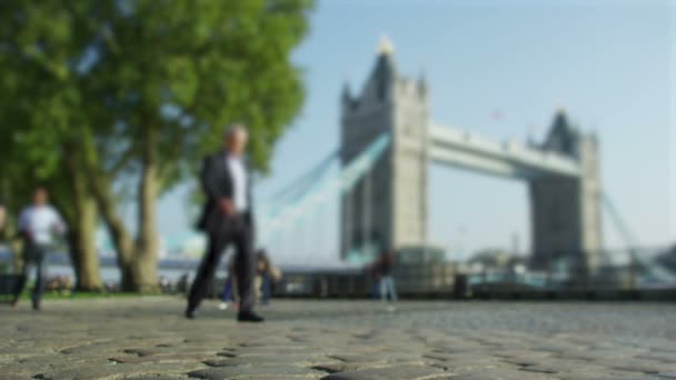 Turistas caminhando por Londres — Vídeo de Stock