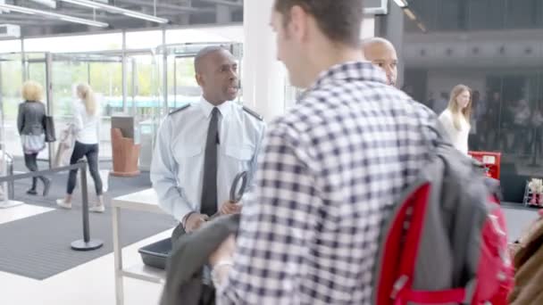 Guardias de seguridad del aeropuerto en servicio — Vídeo de stock