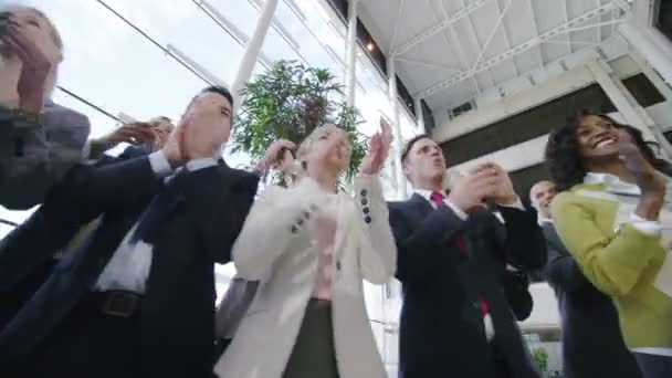 Team di lavoro applaudendo il loro successo — Video Stock