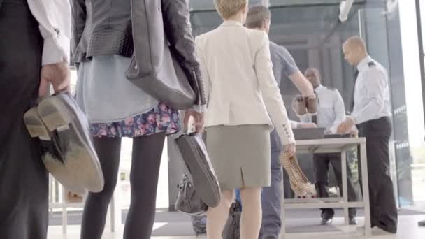 Les personnes faisant la queue avec des chaussures au point de contrôle de sécurité — Video