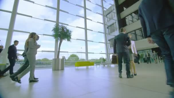 Businessman and businesswoman shake hands — Stock Video