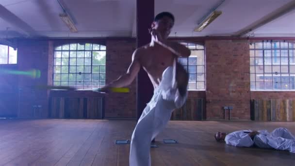 Боец боевых искусств использует нунчаку — стоковое видео