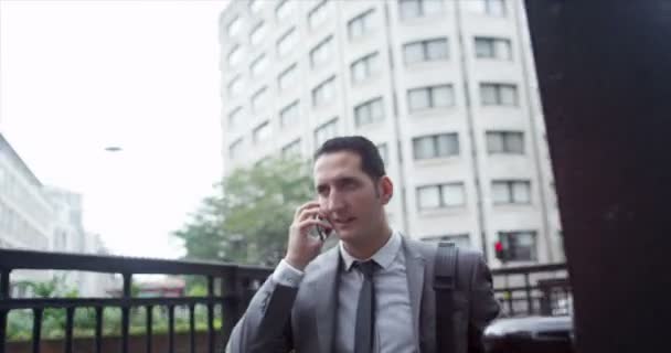 İş adamı cep telefonuyla konuşuyor. — Stok video