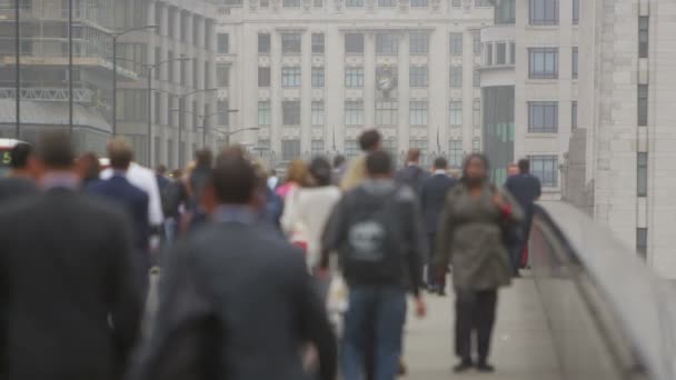 工人和游客步行穿过伦敦 — 图库视频影像