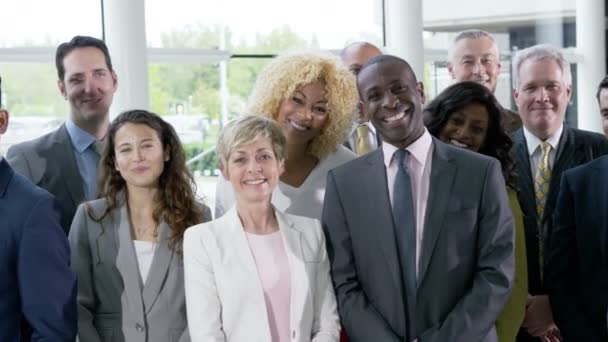 Бизнес-группа улыбается перед камерой — стоковое видео