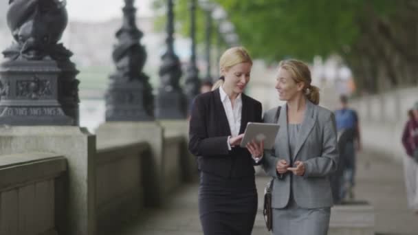 Femmes d'affaires regardant les données sur tablette — Video