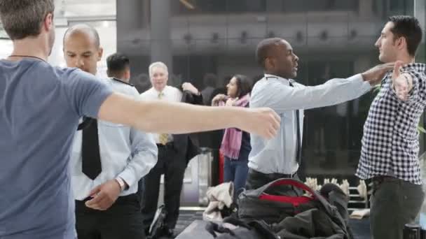 Guardias de seguridad del aeropuerto buscando pasajeros — Vídeos de Stock