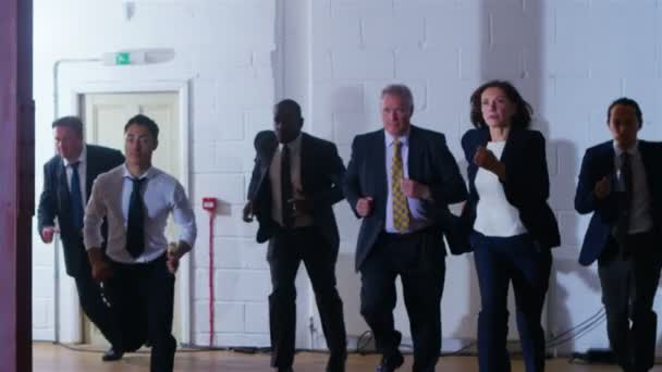 équipe d'affaires fonctionnant à travers le bâtiment industriel 