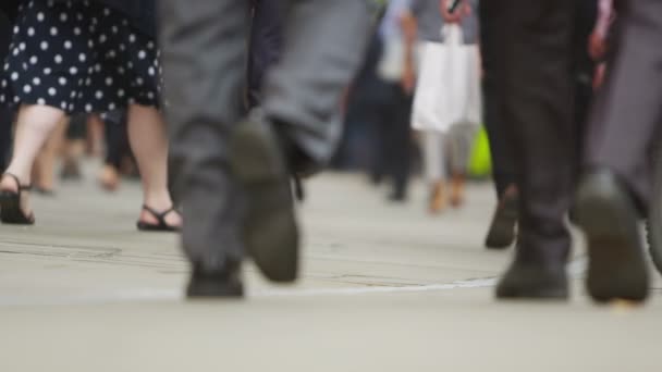 Trabajadores y turistas caminando por Londres — Vídeos de Stock